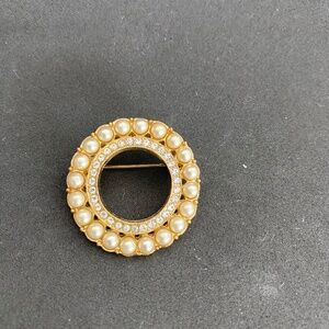 Vintage circle gold brooch with faux pearls and clear rhinestones